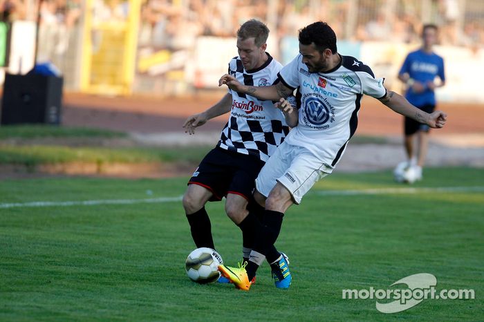 Sebastian Vettel, Red Bull Racing y Giovanni Zarella, cantante, piloto vs. all stars, en un partido 
