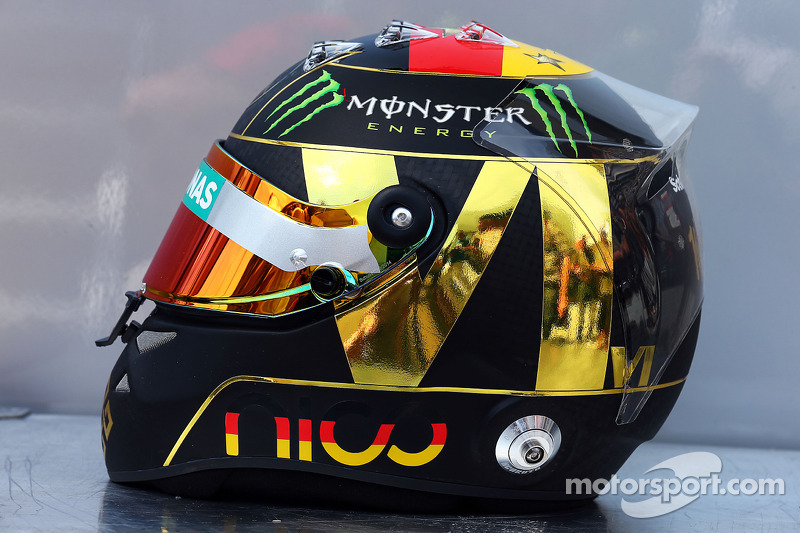 Il casco di Nico Rosberg, Mercedes AMG F1 2014 celebra il successo della Germania nella Coppa del Mondo FIFA 2014