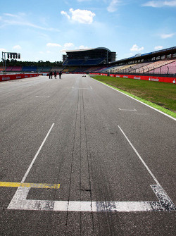 Grid hatching on the start / finish straight