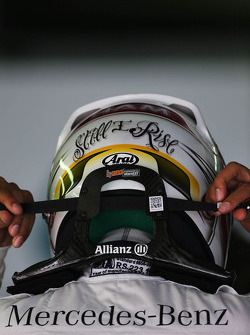 Lewis Hamilton avec son casque et le système HANS