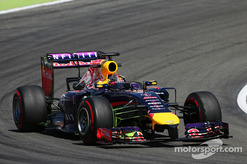 Sebastian Vettel, Red Bull Racing RB10 corre flujo en el alerón delantero