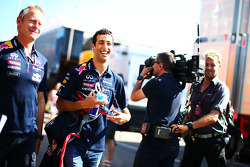 Daniel Ricciardo, de Red Bull Racing con Jonathan Wheatley, Red Bull Racing Team Manager