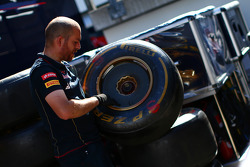Lotus F1 Team mecánico con neumáticos Pirelli
