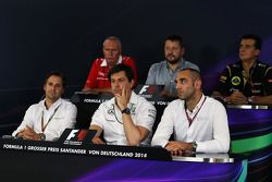 La conferenza stampa FIA: John Booth, Marussia F1 Team Team Principal; Paul Hembery, Direttore Motorsport Pirelli; Federico Gastaldi, Lotus F1 Team Vice Team Principal; Christian Albers, Caterham F1 Team, Team Principal; Toto Wolff, Mercedes AMG F1 Condiv