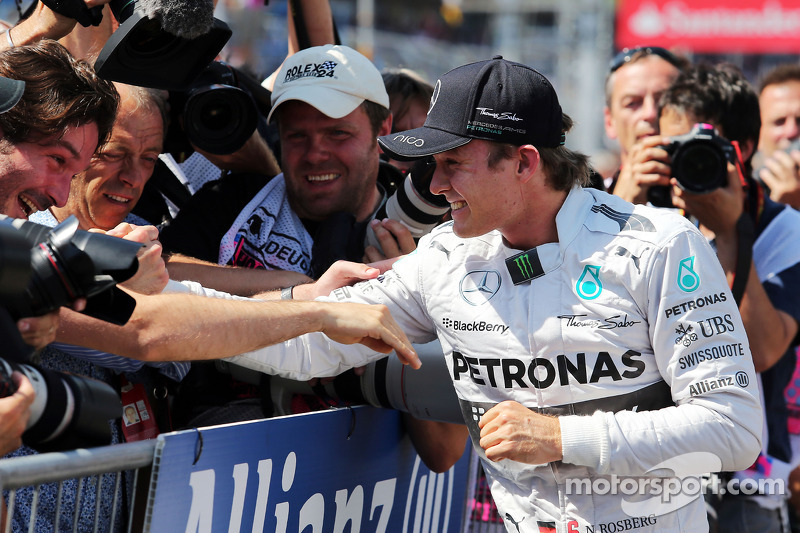 Ganador de la pole position Nico Rosberg, Mercedes AMG F1 celebra en parc ferme