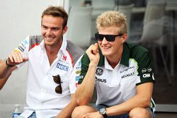 (L to R): Giedo van der Garde, Sauber Reserve Driver with Marcus Ericsson, Caterham