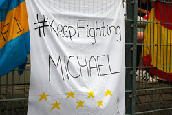 Een spandoek als steunbetuiging aan het adres van Michael Schumacher