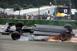 Felipe Massa, Williams FW36 crashes at the start of the race