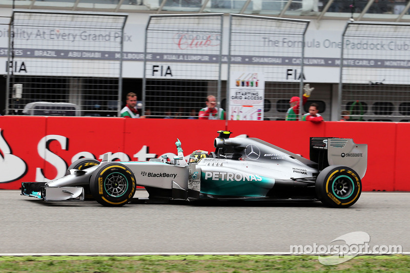 Yarış galibi Nico Rosberg, Mercedes AMG F1 W05 yarışın sonunda damalı bayrağı görüyor ve kutlama yap