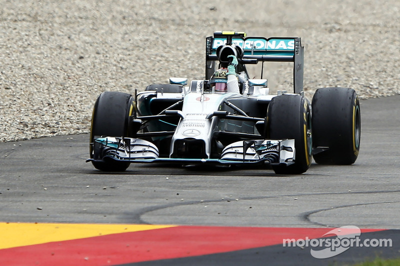 Yarış galibi Nico Rosberg, Mercedes AMG F1 W05 yarış sonunda kutlama yapıyor
