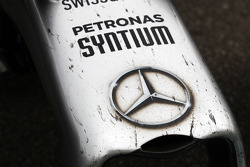 Lewis Hamilton, Mercedes AMG F1 W05 damaged nosecone
