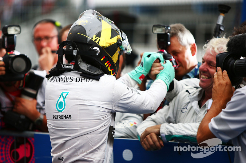 Yarış galibi Nico Rosberg, Mercedes AMG F1 kapalı parkta kutlama yapıyor