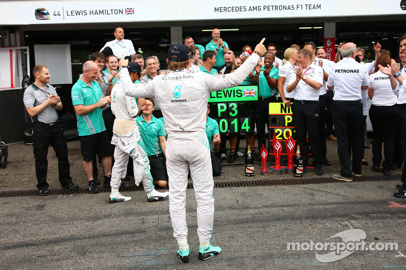 Yarış galibi Nico Rosberg, Mercedes AMG F1 takımıyla kutlama yapıyor
