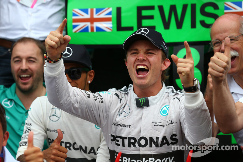 Yarış galibi Nico Rosberg, Mercedes AMG F1 W05 ve 3. sıra Lewis Hamilton, Mercedes AMG F1 W05