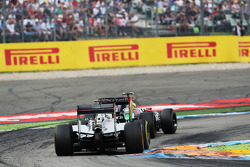 Sergio Perez, Sahara Force India F1 VJM07 leads Nico Rosberg, Mercedes AMG F1 W05