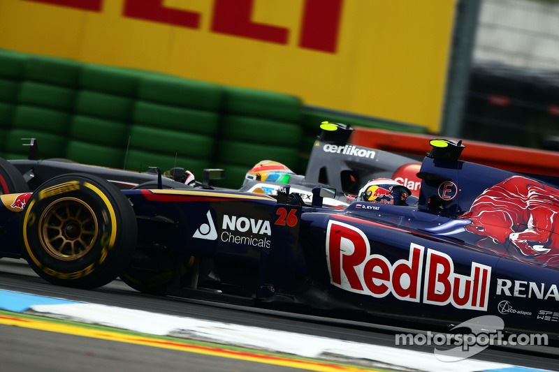 Daniil Kvyat, Scuderia Toro Rosso STR9 and Esteban Gutierrez, Sauber C33 battle for position