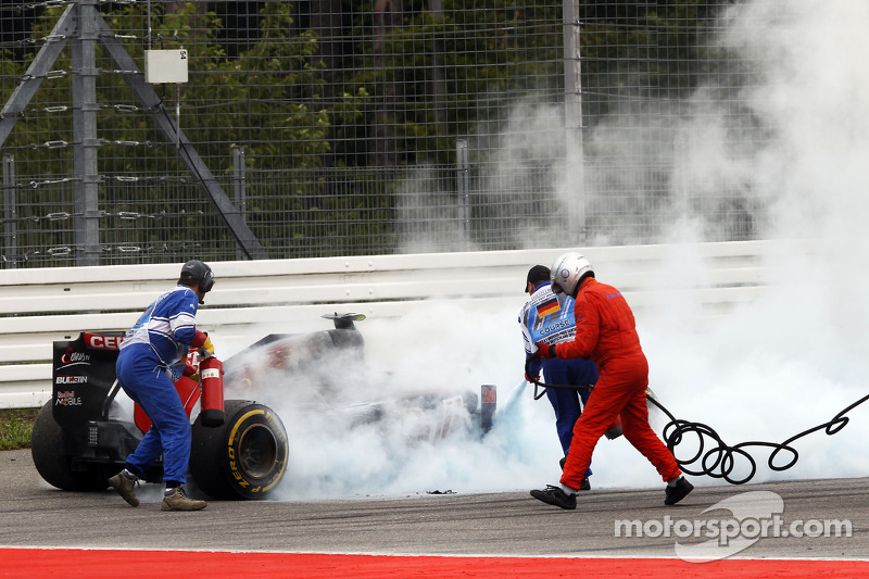 Daniil Kvyat, Scuderia Toro Rosso STR9 catches fire and retires from the race