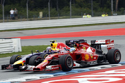 Fernando Alonso, Ferrari F14-T and Daniel Ricciardo, Red Bull Racing RB10 battle for position