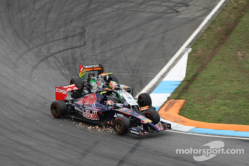 Daniil Kvyat, Scuderia Toro Rosso STR9 and Sergio Perez, Sahara Force India F1 VJM07 make contact whilst battling for position