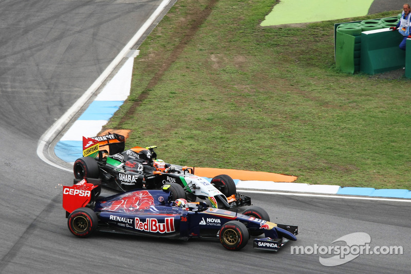 Daniil Kvyat, Scuderia Toro Rosso STR9 y Sergio Pérez, Sahara Force India F1 VJM07 hacen contacto mi