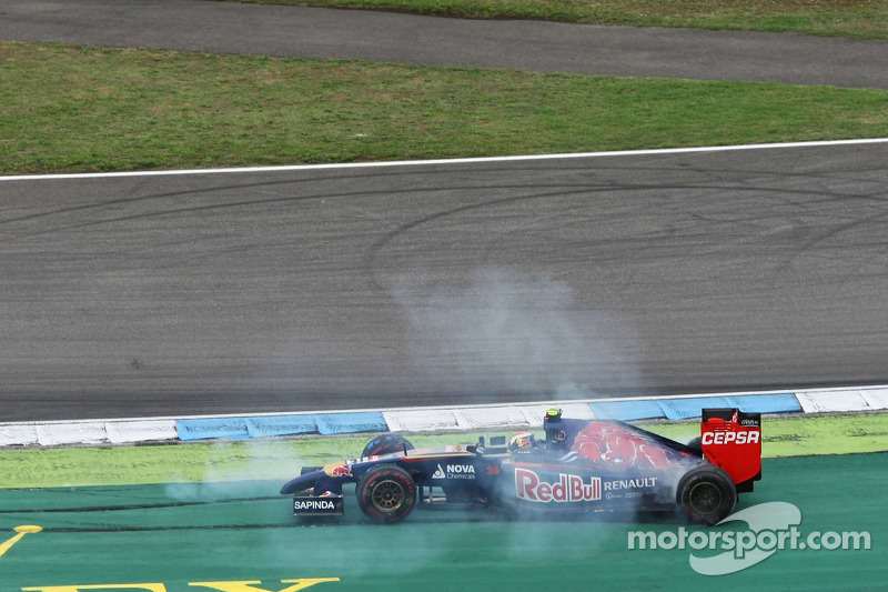 Daniil Kvyat, Scuderia Toro Rosso STR9 ve Sergio Perez, Sahara Force India F1 VJM07 temas yaşıyor ve