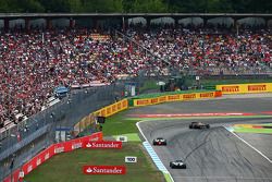 Pastor Maldonado, Lotus F1 E21 leads Kamui Kobayashi, Caterham CT05 and Kevin Magnussen, McLaren MP4-29