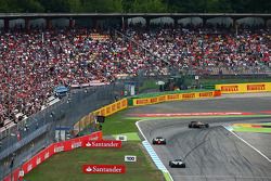 Pastor Maldonado, Lotus F1 E21 leads Kamui Kobayashi, Caterham CT05 and Kevin Magnussen, McLaren MP4-29