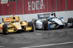 Ryan Hunter-Reay, Andretti Autosport Honda and Helio Castroneves, Penske Racing Chevrolet