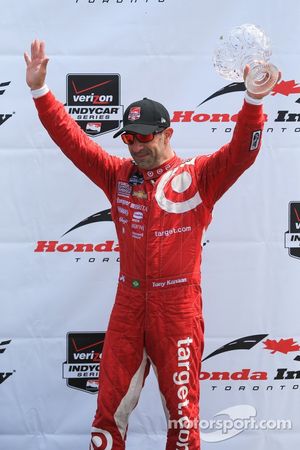 Tony Kanaan, Chip Ganassi Racing Chevrolet kutlama yapıyor