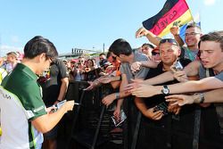 Kamui Kobayashi, Caterham signs autographs for the fans