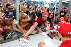 Kimi Raikkonen, Ferrari signs autographs for the fans