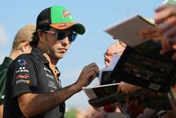 Sergio Perez, Sahara Force India F1, zet handtekeningen voor de fans