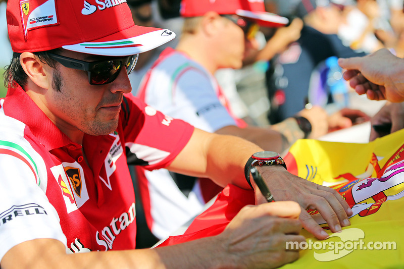 Fernando Alonso, Ferrari firma de autógrafos para los fans