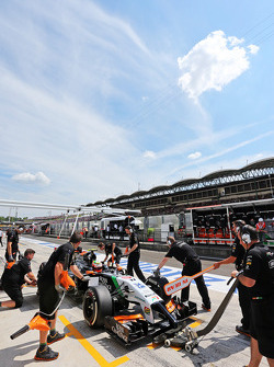 Sergio Perez, Sahara Force India F1 VJM07 in the pits