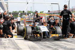 Sergio Perez, Sahara Force India F1 VJM07 practices a pit stop