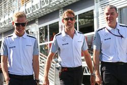 Kevin Magnussen, McLaren with Jenson Button, McLaren and Dave Redding, McLaren Sporting Director