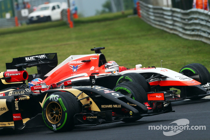 Romain Grosjean, Lotus F1 E22 ve Jules Bianchi, Marussia F1 Takımı MR03 pozisyon için mücadele ediyo