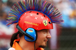 Un commissario con un casco da moicano a tema Michael Schumacher