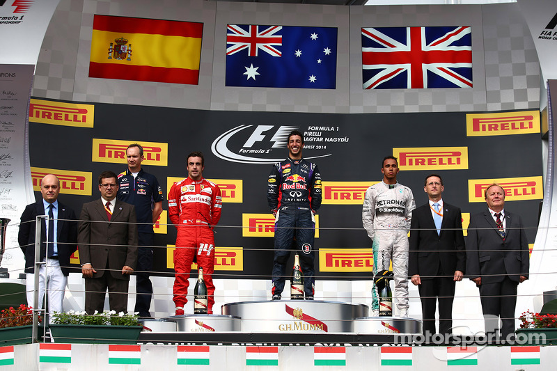 Daniel Ricciardo, Red Bull Racing RB10, Fernando Alonso, Ferrari and Lewis Hamilton, Mercedes AMG F1