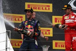 Daniel Ricciardo, Red Bull Racing RB10 e Fernando Alonso, Ferrari