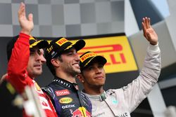 Fernando Alonso, Scuderia Ferrari, Daniel Ricciardo, Red Bull Racing and Lewis Hamilton, Mercedes AM