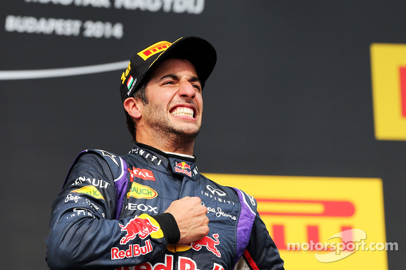 Daniel Ricciardo, Red Bull Racing podyumda kutlama yapıyor