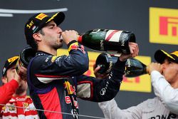 Daniel Ricciardo, Red Bull Racing celebra con champán en el podio