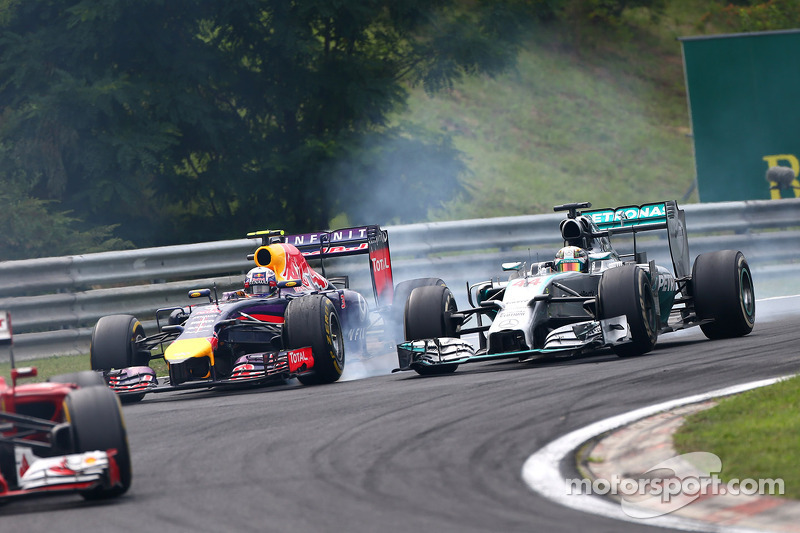 Daniel Ricciardo, Red Bull Racing RB10 y Lewis Hamilton, Mercedes AMG F1 W05