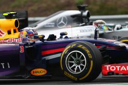 Daniel Ricciardo, Red Bull Racing RB10 and Lewis Hamilton, Mercedes AMG F1 W05