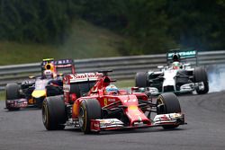 Fernando Alonso, Ferrari F14-T, Daniel Ricciardo, Red Bull Racing RB10 y Lewis Hamilton, Mercedes AM