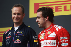 Fernando Alonso, Ferrari on the podium with Paul Monaghan, Red Bull Racing Chief Engineer