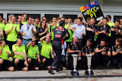 Daniel Ricciardo, Red Bull Racing celebrates with the team