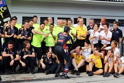 Daniel Ricciardo, Red Bull Racing celebrates with the team