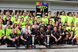 Daniel Ricciardo, Red Bull Racing celebrates with the team